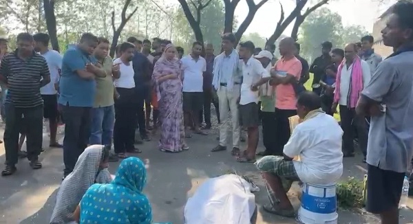 सड़क हादसे में मौत, आक्रोशित विधायक और ग्रामीणों ने किया चक्का जाम सड़क हादसे में मौत, आक्रोशित विधायक और ग्रामीणों ने किया चक्का जाम