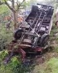 भारी बारिश से यात्री बस खाई में गिरी, 2 की मौत