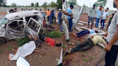 तेज रफ़्तार कार दीवार से टकराई, तीन की मौत