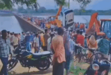 नदी में कार गिरने से बैंक कर्मी की मौत