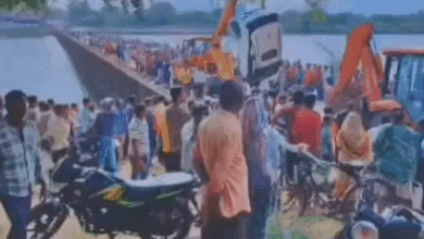 नदी में कार गिरने से बैंक कर्मी की मौत