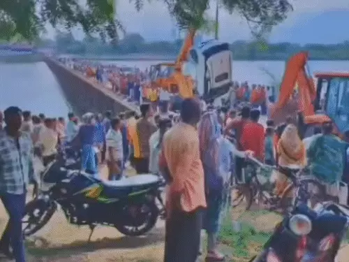 नदी में कार गिरने से बैंक कर्मी की मौत नदी में कार गिरने से बैंक कर्मी की मौत
