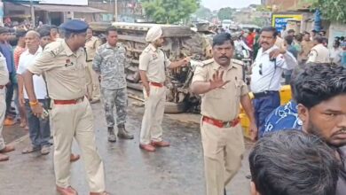 तेज रफ़्तार कार घर में घुसी, 2 महिलाओं समेत 4 गंभीर