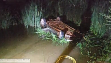 पानी से भरे गड्ढे में गिरी कार, एक की मौत दूसरा गंभीर