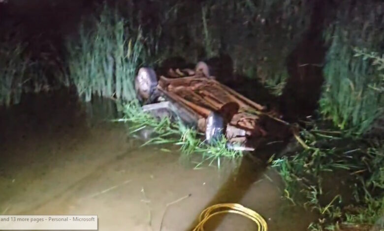 पानी से भरे गड्ढे में गिरी कार, एक की मौत दूसरा गंभीर पानी से भरे गड्ढे में गिरी कार, एक की मौत दूसरा गंभीर