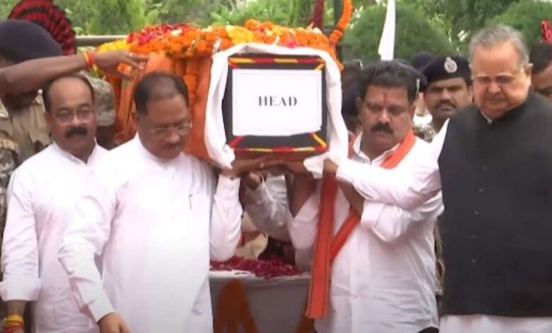 शहीद ASP आकाश को सीएम सहित अन्य नेताओं ने दी अंतिम विदाई शहीद ASP आकाश को सीएम सहित अन्य नेताओं ने दी अंतिम विदाई