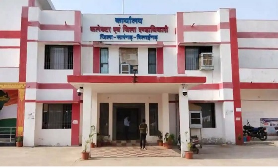सचिव पर गड़बड़ी का आरोप: जेल दाखिल, पंचायत सचिवों और सरपंचों की गिरफ्तारी के लिए वारंट जारी सचिव पर गड़बड़ी का आरोप: जेल दाखिल, पंचायत सचिवों और सरपंचों की गिरफ्तारी के लिए वारंट जारी