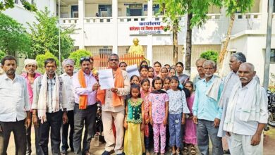 ग्रामीणों ने स्कूल पर जड़ा ताला, जानिए कारण…