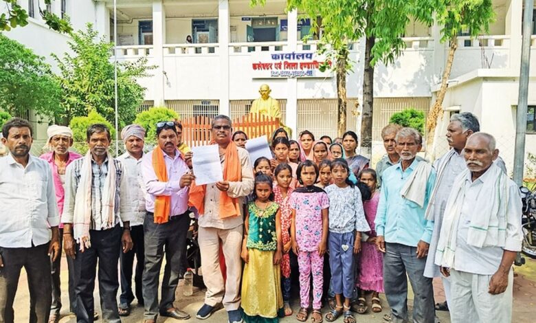 ग्रामीणों ने स्कूल पर जड़ा ताला, जानिए कारण… ग्रामीणों ने स्कूल पर जड़ा ताला, जानिए कारण…