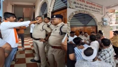 प्रार्थना सभा में लालच देकर धर्मांतरण का खेल, हिन्दू संगठनों ने किया प्रदर्शन