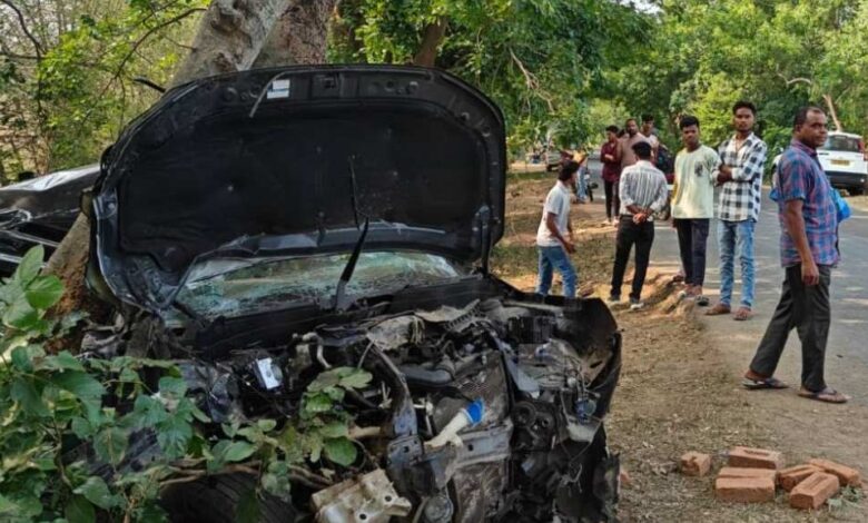 कार चालक ने 2 बाइक को मारी टक्कर, चार लोगों की मौत कार चालक ने 2 बाइक को मारी टक्कर, चार लोगों की मौत