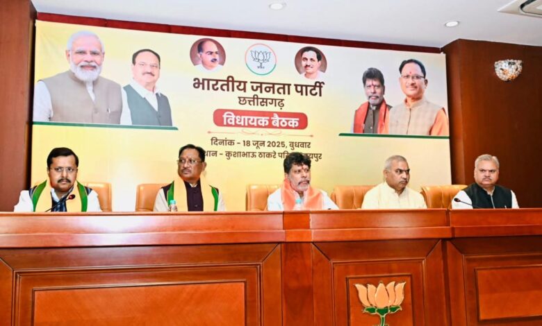 मुख्यमंत्री साय सहित मंत्रीगण बैठक में हुए शामिल मुख्यमंत्री साय सहित मंत्रीगण बैठक में हुए शामिल