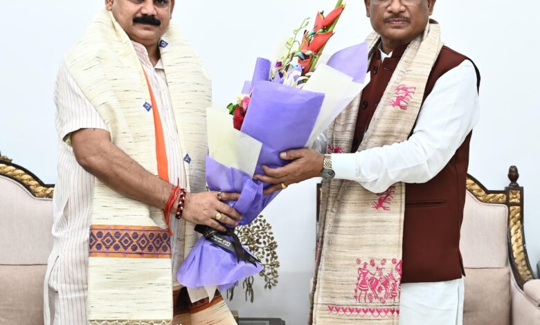 मुख्यमंत्री साय से केन्द्रीय कोयला एवं खान राज्य मंत्री दुबे ने की सौजन्य मुलाकात मुख्यमंत्री साय से केन्द्रीय कोयला एवं खान राज्य मंत्री दुबे ने की सौजन्य मुलाकात