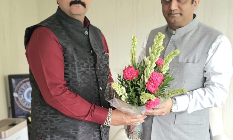 अमित चिमनानी ने केंद्रीय मंत्री एवं भाजपा राष्ट्रीय प्रवक्ता से की भेंट अमित चिमनानी ने केंद्रीय मंत्री एवं भाजपा राष्ट्रीय प्रवक्ता से की भेंट