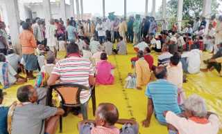 खाद-बीज समस्या से परेशान किसानों ने किया एसडीएम कार्यालय का घेराव, दी आन्दोलन की चेतावनी