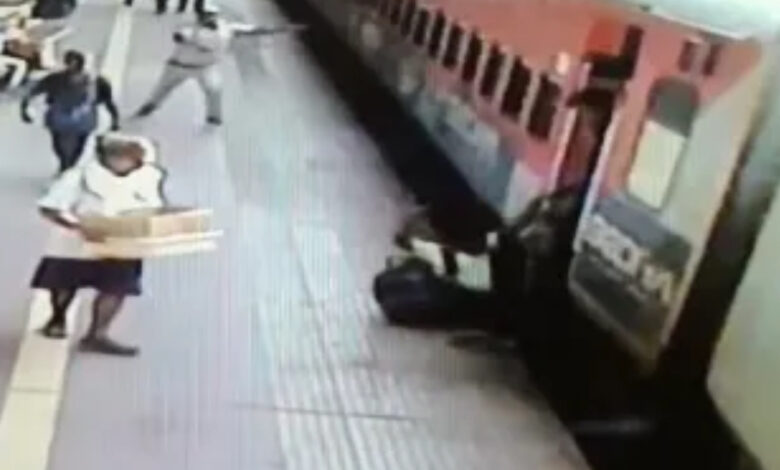 कांस्टेबल ने बचाई यात्री की जान, देवदूत बनकर आया कांस्टेबल ने बचाई यात्री की जान, देवदूत बनकर आया