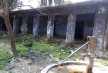 जर्जर भवन में पढ़ रहे हैं बच्चे, विभाग को है हादसों का इन्तजार