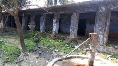 जर्जर भवन में पढ़ रहे हैं बच्चे, विभाग को है हादसों का इन्तजार