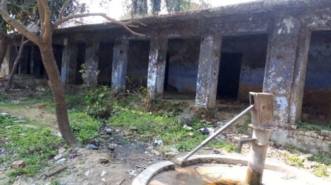 जर्जर भवन में पढ़ रहे हैं बच्चे, विभाग को है हादसों का इन्तजार जर्जर भवन में पढ़ रहे हैं बच्चे, विभाग को है हादसों का इन्तजार