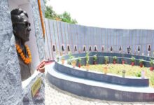 झीरम मेमोरियल में शहीद महेंद्र कर्मा की मूर्ति के साथ छेड़छाड़, कांग्रेस ने लगाया उपेक्षा का आरोप