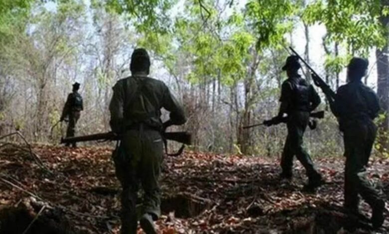 मुठभेड़ में एक महिला नक्सली ढेर, रुक रुक कर फायरिंग मुठभेड़ में एक महिला नक्सली ढेर, रुक रुक कर फायरिंग