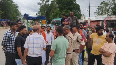 बिजली पानी की समस्या, परेशान लोगों ने किया चक्काजाम