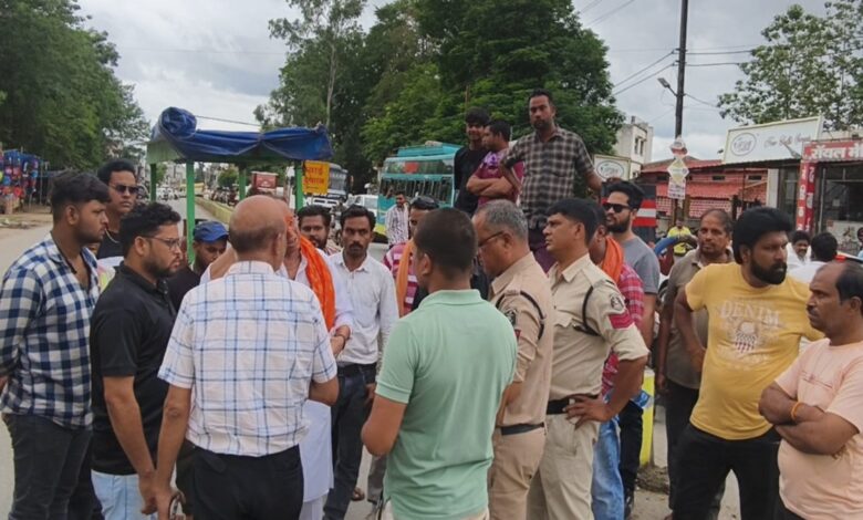 बिजली पानी की समस्या, परेशान लोगों ने किया चक्काजाम बिजली पानी की समस्या, परेशान लोगों ने किया चक्काजाम