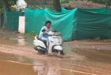 हल्की बारिश से सड़के तालाब में तब्दील