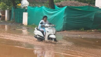 हल्की बारिश से सड़के तालाब में तब्दील