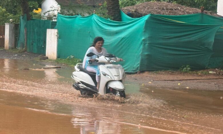 हल्की बारिश से सड़के तालाब में तब्दील हल्की बारिश से सड़के तालाब में तब्दील