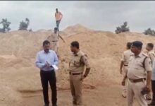 भाजपा और कांग्रेस नेता अवैध रेत खनन और परिवहन में लिप्त, किया जप्त