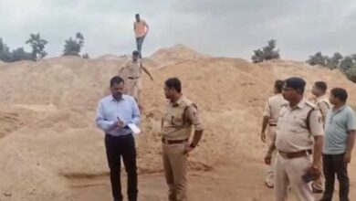 भाजपा और कांग्रेस नेता अवैध रेत खनन और परिवहन में लिप्त, किया जप्त