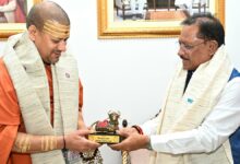 सीएम साय से महामंडलेश्वर स्वामी कैलाशनंद गिरी महाराज ने की भेंट