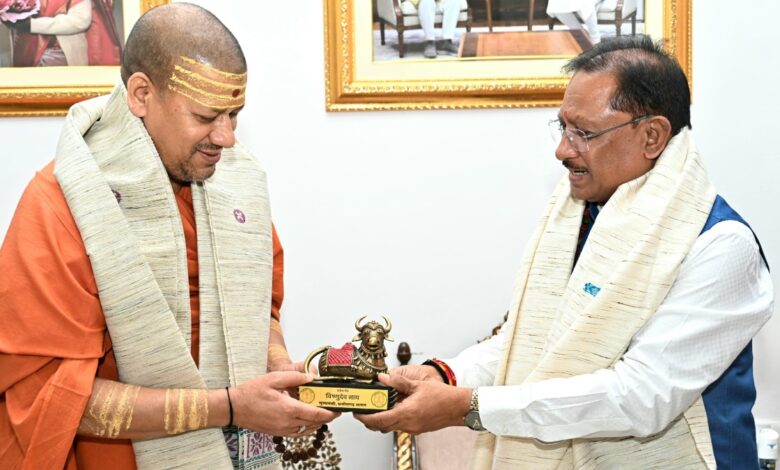 सीएम साय से महामंडलेश्वर स्वामी कैलाशनंद गिरी महाराज ने की भेंट सीएम साय से महामंडलेश्वर स्वामी कैलाशनंद गिरी महाराज ने की भेंट