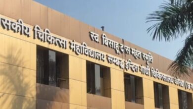 मेडिकल कॉलेज की लापरवाही बिना पोस्टमार्टम परिजनों को सौंपा शव