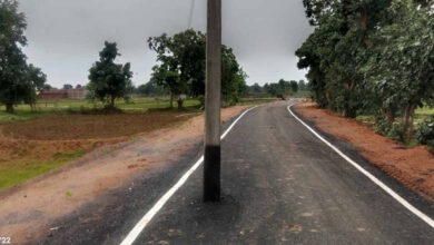 तीस लाख की सड़क पहली बारिश में ही उखड़ी