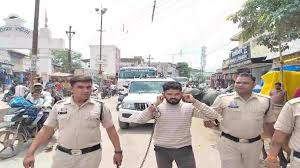 छह महीने से फरार हिस्ट्रीशीटर गिरफ्तार, निकाला जुलूस छह महीने से फरार हिस्ट्रीशीटर गिरफ्तार, निकाला जुलूस