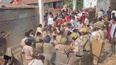 भारी विरोध के बीच निगम का अतिक्रमण हटाओ अभियान, वित्त मंत्री के घर के सामने किया प्रदर्शन