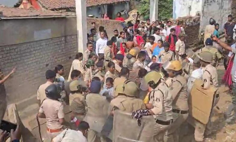 भारी विरोध के बीच निगम का अतिक्रमण हटाओ अभियान, वित्त मंत्री के घर के सामने किया प्रदर्शन भारी विरोध के बीच निगम का अतिक्रमण हटाओ अभियान, वित्त मंत्री के घर के सामने किया प्रदर्शन