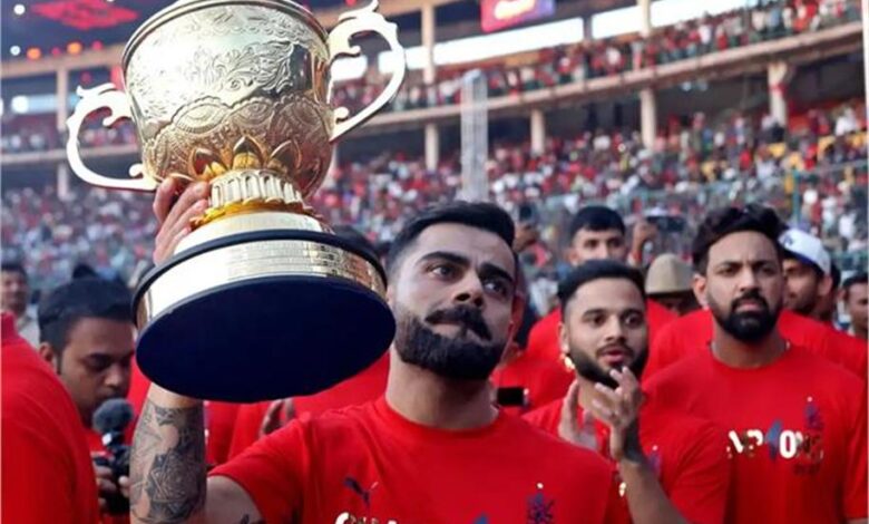 भगदड़ से मची मौत मामले में विराट के खिलाफ FIR की मांग भगदड़ से मची मौत मामले में विराट के खिलाफ FIR की मांग