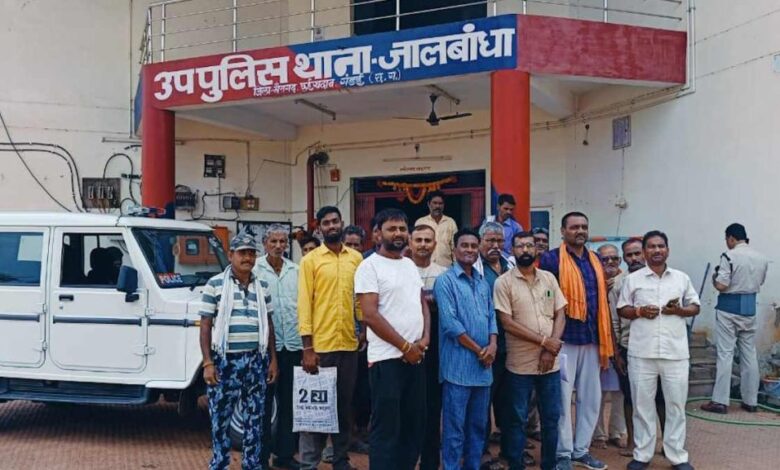 चार करोड़ की सड़क को किसान ने बनाया खेत, पढ़े पूरी खबर चार करोड़ की सड़क को किसान ने बनाया खेत, पढ़े पूरी खबर