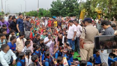 सड़क मरम्मत की मांग ग्रामीणों ने किया चक्काजाम