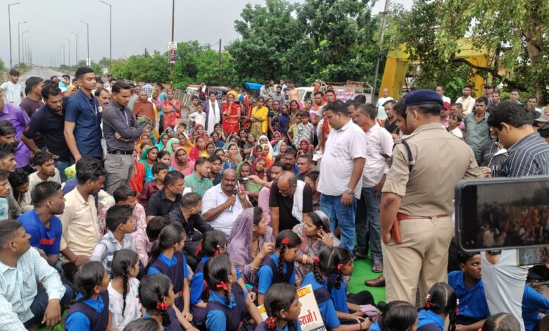 सड़क मरम्मत की मांग ग्रामीणों ने किया चक्काजाम सड़क मरम्मत की मांग ग्रामीणों ने किया चक्काजाम