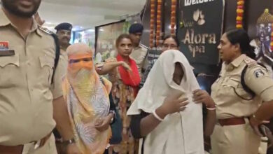 स्पा सेंटर में पुलिस की दबिश, एक दर्जन पकड़ाए