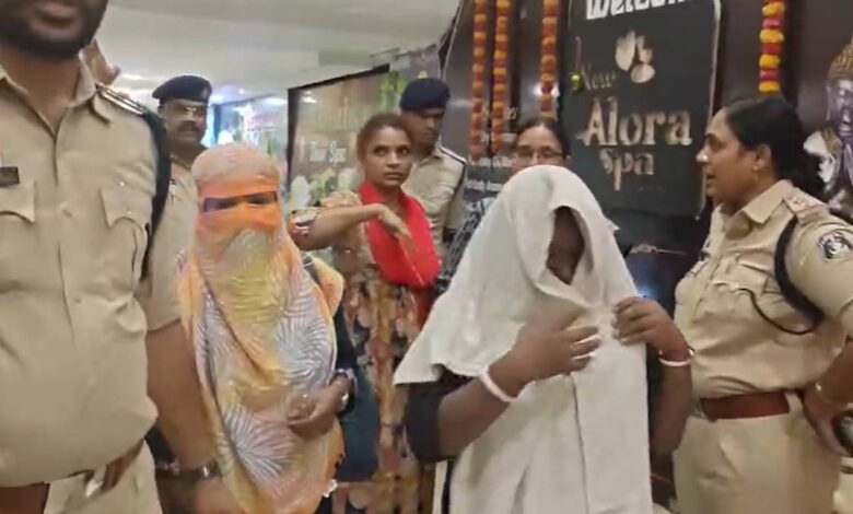 स्पा सेंटर में पुलिस की दबिश, एक दर्जन पकड़ाए स्पा सेंटर में पुलिस की दबिश, एक दर्जन पकड़ाए