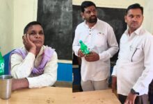 स्प्राइट की बोतल में शराब पीते प्रधानपाठक पकड़ाए
