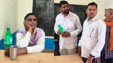 स्प्राइट की बोतल में शराब पीते प्रधानपाठक पकड़ाए