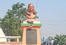 पूर्व प्रधानमंत्री की प्रतिमा को पहनाई जूतों की माला, ग्रामीणों में आक्रोश