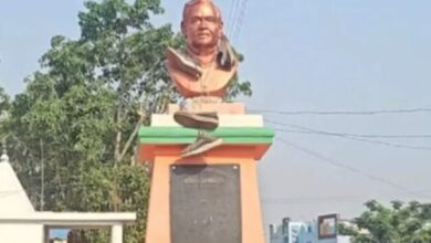 पूर्व प्रधानमंत्री की प्रतिमा को पहनाई जूतों की माला, ग्रामीणों में आक्रोश