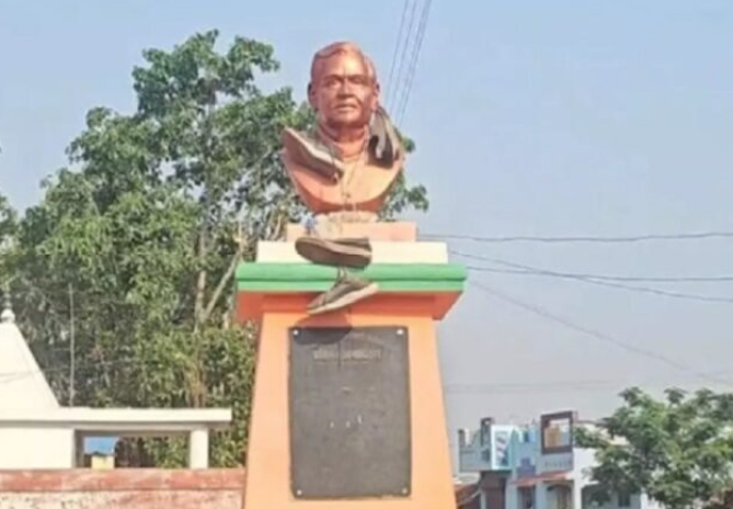 पूर्व प्रधानमंत्री की प्रतिमा को पहनाई जूतों की माला, ग्रामीणों में आक्रोश पूर्व प्रधानमंत्री की प्रतिमा को पहनाई जूतों की माला, ग्रामीणों में आक्रोश